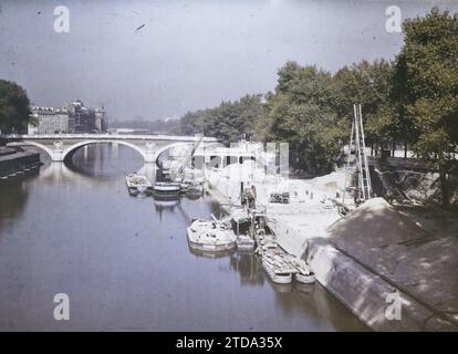 Paris (4. Arr.), Frankreich Blick auf die Louis-Philippe-Brücke und den Hafen von Hôtel-de-Ville von der Marie-Brücke, Wohnraum, Architektur, Verkehr, Wirtschaftstätigkeit, Fluss, Bauingenieurwesen, öffentliche Bauarchitektur, Boot, Hafen, Flusstransport, See, Industrie, Brücke, Frankreich, Paris, Blick vom Pont Marie in Richtung Pont Louis Philippe, Arrondissement IV, 07/09/1928 - 07/09/1928, Léon, Auguste, Fotograf, Autochrome, Foto, Glas, Autochrome, Foto, positiv, Horizontal, Format 9 x 12 cm Stockfoto