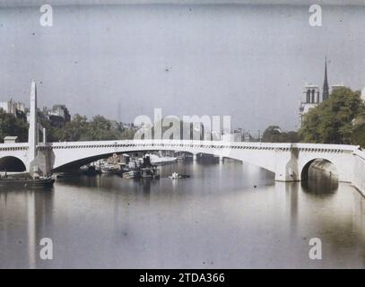 Paris (4.-5. Arr.), Frankreich die rekonstruierte Pont de la Tournelle, Blick vom Pont Sully, Habitat, Architektur, Religion, Kunst, Transport, Kirche, Statue, Fluss, Arbeiten, Christentum, Bauingenieurwesen, Skulptur, Architektur öffentliches Bauwesen, Boot, Flusstransport, See, Brücke, religiöse Architektur, Frankreich, Paris, Le Nau Pont de la Tournelle vom Pont Louis Philippe und ne Dame, Paris, 07.09/1928 - 07.09.1928, Léon, Auguste, Fotograf, Autochrome, Foto, Glas, Autochrome, Foto, positiv, Horizontal, Format 9 x 12 cm Stockfoto