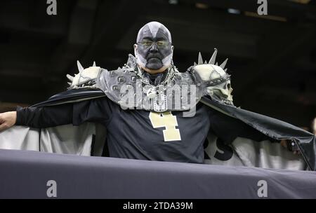 New Orleans, USA. Dezember 2023. Ein Fan der New Orleans Saints zeigt Unterstützung für sein Team während eines Spiels der National Football League im Caesars Superdome in New Orleans, Louisiana am Sonntag, den 17. Dezember 2023. (Foto: Peter G. Forest/SIPA USA) Credit: SIPA USA/Alamy Live News Stockfoto