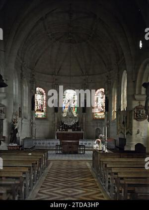 Chevincourt, Oise, Frankreich die Kirche, Religion, Habitat, Architektur, Kunst, Erster Weltkrieg, Kirche, Christentum, Innenansicht, Altar, Dekorative Kunst, Tresor, Rückseite, Buntglas, religiöse Architektur, Frankreich, Chervincourt, L' Eglise de Chevincourt, Chevincourt, 09.08/1915 - 09.08.1915, Passet, Stéphane, Fotograf, 1915 - Picardie - Stéphane Passet, Autochrome, Foto, Glas, Autochrome, Foto, positiv, Vertikal, Format 9 x 12 cm Stockfoto