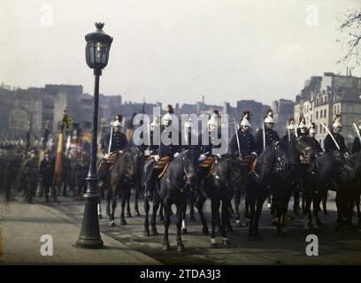 Paris (4.-5. Arr.), Frankreich die Beerdigung von Marschall Foch, republikanische Garde, die die Doppelbrücke blockiert, Blick auf den Kai von Montebello, Gesellschaft, Persönlichkeit, Kleidung, Tier, Pferd, Lampenpfosten, Straßenlaterne, Beerdigungen, Beerdigungen Persönlichkeit, Militäruniform, echtes Tier, Polizist, Gendarm, Waffe, Frankreich, Paris, Beerdigung von Marschall Foch, Paris, 26.03/1929 - 26.03.1929, Passet, Stéphane, Fotograf, Autochrome, Foto, Glas, Autochrome, Foto, positiv, Horizontal, Format 9 x 12 cm Stockfoto