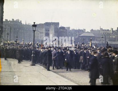 Paris (4.-5. Arr.), Frankreich die Menge (Veteranen) auf der Pont au Double für die Beerdigung von Marschall Foch, Blick auf den Kai von Montebello, Gesellschaft, Persönlichkeit, Beerdigungen, Persönlichkeitsbeerdigungen, Crowd, Army, France, Paris, Beerdigung von Marschall Foch, Paris, 26.03/1929 - 26.03.1929, Passet, Stéphane, Fotograf, Autochrome, Foto, Glas, Autochrome, Foto, positiv, Horizontal, Format 9 x 12 cm Stockfoto