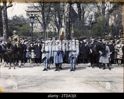 Paris (16. Arr.), Frankreich die Beerdigung des Botschafters der Vereinigten Staaten Myron Herrick, Avenue d'Iéna, Gesellschaft, Persönlichkeit, Kleidung, Tier, Internationale Beziehungen, erster Weltkrieg, Pferd, Beerdigung, Persönlichkeitsbeerdigungen, Uniform-Militär, echte Tiere, Diplomatie, amerikanische Intervention, Flagge, Armee, Frankreich, Paris, Beerdigung von Herrn Myron Herrick - Flagge und Garde der (?) TH Infanterie Regt, Arrondissement XVI, Etats-Unis [in Verbindung mit], 03/04/1929 - 03/04/1929, Passet, Stéphane, Fotograf, Autochrome, Foto, Glas, Autochrome, Foto, positiv, Horizontal, Größe 9 x 12 cm Stockfoto