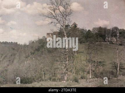 Le Chalard, Frankreich, Natur, Umwelt, Religion, Lebensraum, Architektur, Landschaft, Berg, Berg, Christentum, Wald, Holz, Glockenturm, religiöse Architektur, Frankreich, Le Chalard, Blick auf die Abtei, Le Chalard, 08/05/1929 - 08/05/1929, Passet, Stéphane, Fotograf, 1929 - Provinzen Francaises - Stéphane Passet - (26. März-18. Mai), Autochrome, Foto, Glas, Autochrome, Foto, positiv Stockfoto