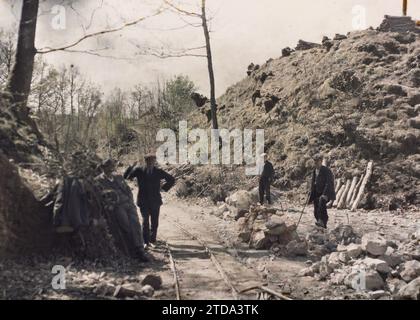 Le Chalard, Frankreich La Fosse Albert, Goldmine, Natur, Umwelt, Verkehr, Menschen, Bergbauressourcen, Schutt, Eisenbahnverkehr, Eisenbahn, Man, Frankreich, Le Chalard, Fosse Albert, Le Chalard, 08/05/1929 - 08/05/1929, Passet, Stéphane, Fotograf, 1929 - Provinzen Francaises - Stéphane Passet - (26. März-18. Mai), Autochrome, Foto, Glas, Autochrome, Foto, positiv, Horizontal, Format 9 x 12 cm Stockfoto