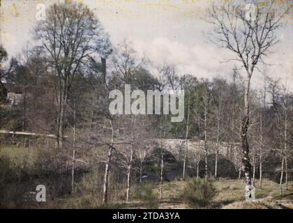 Saint-Yrieix, Frankreich die Brücke über der Insel in den Gemeinden Jumilhac in Dordogne, Saint-Yrieix-la-Perche und Le Chalard, Habitat, Architektur, Natur, Umwelt, Kunst, Bauingenieurwesen, Fluss, Hydrographie, Mittelalter, Brücke, Frankreich, St Yrieix, Römische Brücke an der Straße nach Jumilhac, Jumilhac-le-Grand, Saint-Yrieix-la-Perche, Le Chalard, 15.05/1929 - 15.05.1929, Passet, Stéphane, Fotograf, 1929 - Provinzen Frankreich - Stéphane Passet - (26. März-18. Mai), Autochrome, Foto, Glas, Autochrome, Foto, positiv, Horizontal, Format 9 x 12 cm Stockfoto