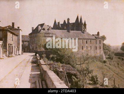 Jumilhac, Dordogne, Frankreich, Persönlichkeit, Habitat, Architektur, Kunst, Persönlichkeit des Adels, Straße, Bezirk, Renaissance, Palast, Schloss, Frankreich, Jumilhac, Blick auf das Schloss im Dorf, Jumilhac-le-Grand, 16/05/1929 - 16/05/1929, Passet, Stéphane, Fotograf, 1929 - Provinzen Francaises - Stéphane Passet - (26. März-18. Mai), Autochrome, Foto, Glas, Autochrome, Foto, positiv Stockfoto