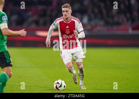 Amsterdam, Niederlande. Dezember 2023. AMSTERDAM, NIEDERLANDE - 17. DEZEMBER: Kenneth Taylor von Ajax dribbelt während des niederländischen Eredivisie-Spiels zwischen Ajax und PEC Zwolle in der Johan Cruijff Arena am 17. Dezember 2023 in Amsterdam. (Foto von Andre Weening/Orange Pictures) Credit: Orange Pics BV/Alamy Live News Stockfoto