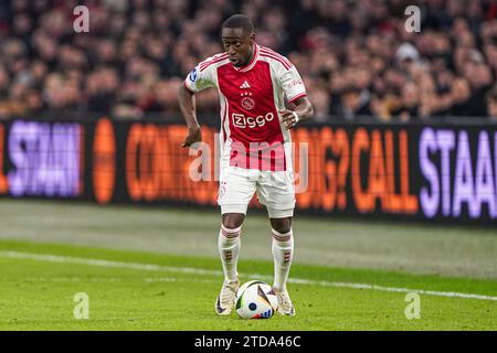 Amsterdam, Niederlande. Dezember 2023. AMSTERDAM, NIEDERLANDE - 17. DEZEMBER: Carlos forbs of Ajax dribbelt während des niederländischen Eredivisie-Spiels zwischen Ajax und PEC Zwolle in der Johan Cruijff Arena am 17. Dezember 2023 in Amsterdam. (Foto von Andre Weening/Orange Pictures) Credit: Orange Pics BV/Alamy Live News Stockfoto