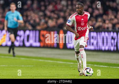 Amsterdam, Niederlande. Dezember 2023. AMSTERDAM, NIEDERLANDE - 17. DEZEMBER: Carlos forbs of Ajax dribbelt während des niederländischen Eredivisie-Spiels zwischen Ajax und PEC Zwolle in der Johan Cruijff Arena am 17. Dezember 2023 in Amsterdam. (Foto von Andre Weening/Orange Pictures) Credit: Orange Pics BV/Alamy Live News Stockfoto