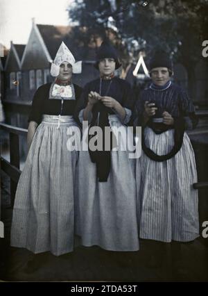 Volendam, Niederlande drei Mädchen in traditioneller Tracht, Menschen, Kleidung, HD, Alltag, Frau, Kostüm, in High Definition erhältlich, Kind, Stickerei, Gruppenporträt, Hausleben, Haarfrisur, Kopfbedeckung, Holland, Volendam, Gruppe von drei Mädchen in typischer Tracht, Volendam, 31/08/1929 - 31/08/1929, Passet, Stéphane, Fotograf, 1929 - Pays-Bas - Stéphane Passet - (17-31. August), Autochrome, Foto, Glas, Autochrome, Foto, positiv, Vertikal, Format 9 x 12 cm Stockfoto