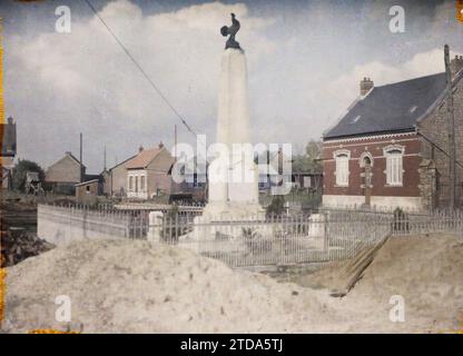 Pozières, Frankreich, Habitat, Architektur, Tier, erster Weltkrieg, Obelisk, Werke, repräsentiertes Tier, fantastisches Tier, Gedenkfeier, Kriegsdenkmal, Nachkriegszeit, Somme, Pozières, Village War Memorial, Pozières, 11/1929 - 11.02.1929, Passet, Stéphane, Fotograf, 1929 - Provinzen Francaises - Stéphane Passet - (26. März-18. Mai), Autochrome, Foto, Glas, Autochrome, Foto, positiv Stockfoto