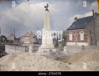 Pozières, Frankreich, Habitat, Architektur, Tier, erster Weltkrieg, Obelisk, Werke, repräsentiertes Tier, fantastisches Tier, Gedenkfeier, Kriegsdenkmal, Nachkriegszeit, Somme, Pozières, Village War Memorial, Pozières, 11/1929 - 11.02.1929, Passet, Stéphane, Fotograf, 1929 - Provinzen Francaises - Stéphane Passet - (26. März-18. Mai), Autochrome, Foto, Glas, Autochrome, Foto, positiv Stockfoto