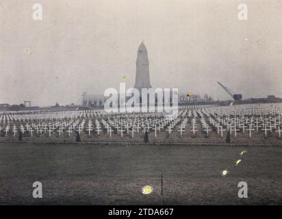 Douaumont, Frankreich, Habitat, Architektur, Religion, erster Weltkrieg, Gesellschaft, Werke, Christentum, Grabbau, Gedenkstätte, Militärfriedhof, Kriegsdenkmal, Nachkriegszeit, religiöse Architektur, Army, Maas, Douaumont, The Cemetery and the Ossuary, Douaumont, 20.11/1929 - 20.11.1929, Passet, Stéphane, Fotograf, 1929 - Provinzen Francaises - Stéphane Passet - (26. März-18. Mai), Autochrome, Foto, Glas, Autochrome, Foto, positiv Stockfoto