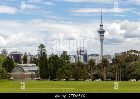 Skyline des Geschäftsviertels von Auckland, Neuseeland mit dem Sky Tower Gebäude, einem Telekommunikations- und Aussichtsturm vom Observatory Hill aus gesehen. Stockfoto