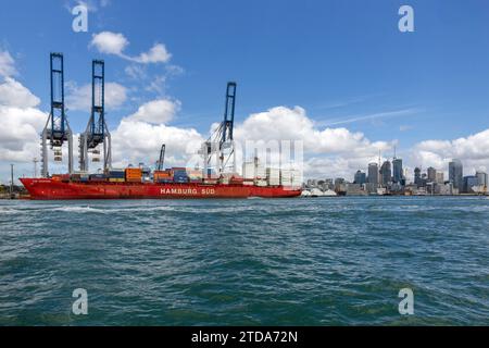 Cap Jackson Hamburg Sud Containerschiff entlang von Seitenkränen an den Ladedocks in der Hafenstadt Auckland, Neuseeland Stockfoto