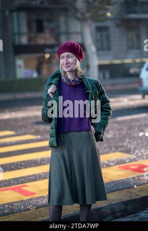 Eine Frau steht mitten auf der Straße in der Nähe eines Straßenübergangs. Stockfoto