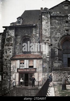 Saint-Pourcain-sur-Sioule, Allier, Frankreich die Apsis der Kirche Sainte-Croix, mit dem Schuhmacherladen zwischen zwei Stützen der Kirche gebaut, Wirtschaftsaktivität, HD, Menschen, Inschrift, Informationen, Kunst, Habitat, Architektur, Kirche, Geschäft, Geschäft, existiert in High Definition, Kind, kommerzielle Inschrift, Mittelalter, religiöse Architektur, man, Frankreich, St Pourcain, Saint-Pourcain-sur-Sioule, 06/08/1911 - 06/08/1911, Léon, Auguste, Fotograf, 1911 - Centre de la France Auvergne Bourgogne - Auguste Léon - (17. Juli bis 6. August), Autochrome, Foto, Glas, Autochrome, Foto, Positiv Stockfoto