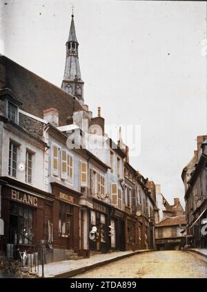 Saint-Pourcain-sur-Sioule, Allier, Frankreich Rue de Metz, Glockenturm der Kirche Sainte-Croix, Wirtschaftstätigkeit, HD, Registrierung, Informationen, Gehäuse, Architektur, Geschäft, Geschäft, existiert in High Definition, Glockenturm, kommerzielle Inschrift, Straße, Bezirk, Schaufenster, Ausstellung, Frankreich, St. Pourcain, Saint-Pourcain-sur-Sioule, 08/1911 - 08.06.1911, Léon, Auguste, Fotograf, 1911 - Centre de la France Auvergne Bourgogne - Auguste Léon - (17. Juli - 6. August), Autochrome, Foto, Glas, Autochrome, Foto, positiv, Vertikal, Format 9 x 12 cm Stockfoto