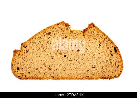 Authentische deutsche Roggenbrotscheibe: Traditionell, knusprig und köstlich, weißer Hintergrund Stockfoto