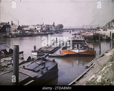 Rouen, seine-Maritime, Normandie, Frankreich Boote auf der seine flussabwärts gesehen, Wohnraum, Architektur, Wirtschaftstätigkeit, Verkehr, Fluss, Bauingenieurwesen, Kai, Boot, Wohnraum, Außenhandel, Binnenschifffahrt, See, Brücke, Frankreich, Rouen, seine (fleuve), Rouen, 01.06/1912 - 30.06.1912, Léon, Auguste, Fotograf, 1912 - Normandie - Auguste Léon - (Juni-Juli), Autochrome, Foto, Glas, Autochrome, Foto, positiv, Horizontal, Format 9 x 12 cm Stockfoto