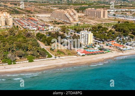 Campingplätze und Apartmentbauten am Strand in Oropesa del Mar, Spanien Stockfoto