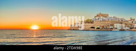 Panoramablick auf Peniscola bei Sonnenaufgang, eine Küstenstadt im Osten Spaniens, Costa del Azahar, Provinz Castello, Spanien Stockfoto