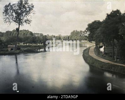 Amiens, Frankreich, Natur, Umwelt, Habitat, Architektur, Kanal, Landschaft, Fluss, Bauingenieurwesen, Boot, Hydrographie, Frankreich, Amiens, Ufer der Somme, Amiens, 06/05/1912 - 06/05/1912, Léon, Auguste, Fotograf, 1912 - Somme - Auguste Léon - (6. Mai - 8. Juni), Autochrome, Foto, Glas, Autochrome, Foto, positiv Stockfoto