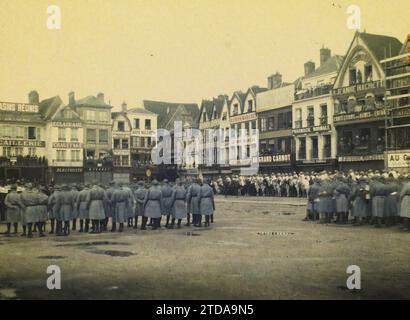 Beauvais, Frankreich, Gesellschaft, Kleidung, Registrierung, Information, Verkehr, Alltag, Wohnraum, Architektur, Kolonialgeschichte, Reiter, Beerdigung, Militäruniform, Menschenmenge, kommerzielle Registrierung, Luftverkehr, Straßenszene, Straße, Bezirk, Kolonialarmee, Luftschiff, Platz, Nachrichten, Armee, Oise, Beauvais, Beerdigung des britischen Luftschiffs Jeanne Hachette South-West Angle, Grande-Bretagne [en Relation avec la], Beauvais, 07.10/1930 - 07.10.1930, Passet, Stéphane, Fotograf, 1930 - Ile-de-France - Stéphane Passet - (September-Oktober), Autochrome, Foto, Glas, Autochrome, Foto, positiv Stockfoto