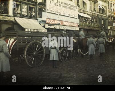 Beauvais, Frankreich, Verkehr, Gesellschaft, Kleidung, Registrierung, Informationen, Alltag, Wohnraum, Architektur, Tiertransport, Beerdigung, Militäruniform, Militärparade, Menschenmenge, kommerzielle Registrierung, Wagen, Luftverkehr, Straßenszene, Prozession, Straße, Bezirk, Luftschiff, Nachrichtenartikel, Armee, Oise, Beauvais, Beerdigung des britischen Luftschiffes Prolonge d'artrie mit 2 Särgen, Grande-Bretagne [en Relation avec la], Beauvais, 07.10/1930 - 07.10.1930, Passet, Stéphane, Fotograf, 1930 - Ile-de-France - Stéphane Passet - (September-Oktober), Autochrome, Foto, Glas, Autochrome, Foto, Pos. Stockfoto