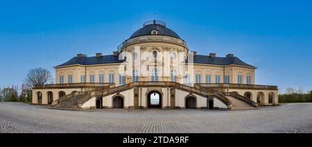 Rückansicht des Schlosses Solitude in Stuttgart: Majestätische Barockarchitektur Stockfoto