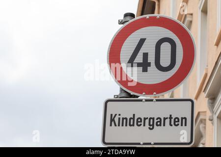 40 km/h Geschwindigkeitsbegrenzungsschild mit Kindergartenwarnung: Verkehrssicherheit und Kinderschutz in städtischen Gebieten Stockfoto