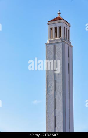 Marathonturm neben dem neuen Stadion in Castellón de la Plana, Spanien: Berühmte architektonische Wahrzeichen unter einem klaren blauen Himmel Stockfoto