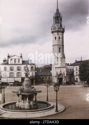 Evreux, Eure, Normandie, Frankreich Der Uhrturm, Transport, Tier, Habitat, Architektur, Tiertransport, Pferd, Lampenpfosten, Straßenlaterne, echtes Tier, Turm, Uhr, Wagen, Wohnung, Brunnen, Square, Evreux, La Tour of the Clock France, Evreux, The Clock Tower, Evreux, 01/06/1912 - 30/06/1912, Léon, Auguste, Fotograf, 1912 - Normandie - Auguste Léon - (Juni-Juli), Autochrome, Foto, Glas, Autochrome, Foto, positiv, Vertikal, Format 9 x 12 cm Stockfoto