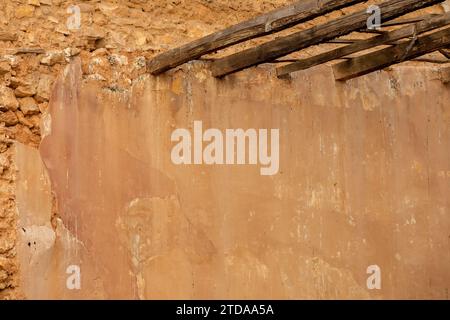 Verwitterte Wandhintergrundstruktur: Veraltete und verlassene Oberfläche für Diashows und Präsentationen Stockfoto