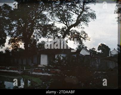 Hà-nôi, Hainoi Vietnam, Tonkin, Indochina letzte Lichter der untergehenden Sonne im dritten Innenhof von Van-mieu und Hintergrundbeleuchtung des Thien-quang-tinh-Beckens („wo sich die reine Strahlkraft des Himmels spiegelt“), Religion, Kunst, Habitat, Architektur, Tempel, Konfuzianismus, Dach, Wasserspiel, Sonnenuntergang, Sonnenaufgang, Literatur, religiöse Architektur, Indochina, Tonkin, Hanoi, „Crows“-Pagode, untergehende Sonne gegen das Licht der Stelen-Gedenkfeier, letztes Licht, Van-Mieu [Pagode des Corbeaux], 01/07/1915 - 31/08/1915, beschäftigt, Léon, Léon beschäftigt Fotograf en Indochine, Autochrome, Foto, Glas, Autochrome Stockfoto