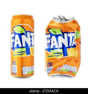 Fanta Erfrischungsgetränk Dose, neu und zerquetscht isoliert auf weißem Hintergrund Stockfoto
