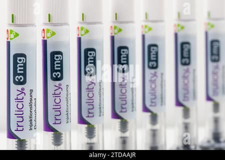 Reihe von Trulicity Injektions-Pens - Diabetes-Medikation und medizinisches Zubehör, selektiver Fokus Stockfoto