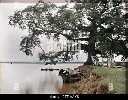 Viet-Tri, Provinz Phu-tho, Tonkin, Indochina der große Banyan-Baum (Ficus Indica), in der Nähe des Zusammenflusses des Roten Flusses und des Flusses Claire, Verkehr, Natur, Umwelt, Habitat, Architektur, Fluss, Tempel, Fluss, Boot, Altar, bemerkenswerter Baum, Säule, Flussverkehr, See, Vegetation, Botanik, religiöse Architektur, Indochina, Tonkin, Landschaften - von Hanoi, dem großen Banyanbaum von Viëtri, Fleuve rouge, Vietnam, 01/07/1915 - 31/08/1915, geschäftig, Léon, Léon beschäftigt Fotograf en en Indochine, Autochrome, Foto, Glas, Autochrome, Foto, positiv, Horizontal, Format 9 x 12 cm Stockfoto