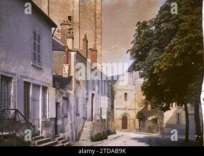 Beaugency, Frankreich Place Saint-Firmin, im Hintergrund der Caesar-Turm und die Kirche Notre-Dame de Beaugency, Habitat, Architektur, Kirche, Wohnraum, Straße, Bezirk, Festung, Place, Frankreich, Beaugency, Blick vom Place St Firmin auf die alte Kirche, derzeit ne de., Beaugency, 20/08/1915 - 20/08/1915, Léon, Auguste, Fotograf, 1915 - Centre de la France, Loiret, Indre-et-Loire, Loir-et-Cher - Léon Busy und Auguste Léon - (August), Autochrome, Foto, Glas, Autochrome, Foto, positiv, Horizontal, Größe 12 x 9 cm Stockfoto