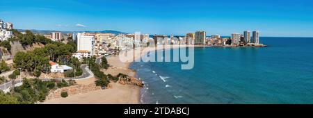 Das Beste am Strandleben: Panoramablick auf die wunderschönen Strände von Oropesa del Mar Stockfoto