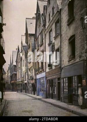 Touren, Frankreich die Geschäfte und Häuser des Place du Grand Marché, Wirtschaftstätigkeit, Wohnungsbau, Architektur, Shop, Geschäft, Wohnung, Straße, Nachbarschaft, Café, Bar, Showcase, Display, Fachwerk, Frankreich, Touren, Rue und Place du Grand Walk, Touren, 22/08/1915 - 22/08/1915, Léon, Auguste, Fotograf, 1915 - Centre de la France, Loiret, Indre-et-Loire, Loir-et-Cher - Léon Busy und Auguste Léon - (August), Autochrome, Foto, Glas, Autochrome, Foto, positiv, Vertikal, Format 9 x 12 cm Stockfoto