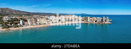 Das Beste am Strandleben: Panoramablick auf die wunderschönen Strände von Oropesa del Mar Stockfoto