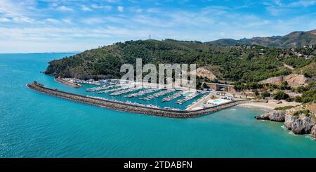 Ein Paradies für Seefahrer: Panoramablick auf den Jachthafen von Oropesa del Mar Stockfoto