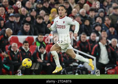 Liverpool, Großbritannien. Dezember 2023. Antony of Manchester United bricht mit dem Ball während des Premier League-Spiels Liverpool gegen Manchester United in Anfield, Liverpool, Vereinigtes Königreich, 17. Dezember 2023 (Foto: Mark Cosgrove/News Images) in Liverpool, Vereinigtes Königreich am 17. Dezember 2023. (Foto: Mark Cosgrove/News Images/SIPA USA) Credit: SIPA USA/Alamy Live News Stockfoto