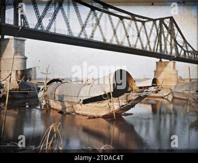 Hà-nôi, Hainoi Vietnam, Tonkin, Indochina Sampans am Roten Fluss an der Doumer Brücke, morgens, Wohnraum, Architektur, Verkehr, Fluss, Tiefbau, Boot, Metallurgie, Fluss- und Seetransport, Brücke, Indochina, Tonkin, Fleuve rouge, Quartier Sino-annamite, 01/01/1915 - 31/12/1915, Busy, Léon Busy Photographer en Indochine, Autochrome, Foto, Glas, Autochrome, Foto, positiv, Horizontal, Format 9 x 12 cm Stockfoto