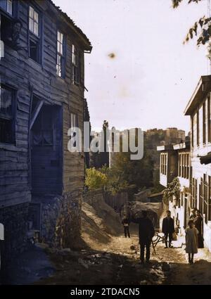 Konstantinopel (heute Istanbul), Türkei Straße im jüdischen Viertel, Menschen, Transport, Religion, Wohnraum, Architektur, Frau, Tragen, Judentum, Kind, Dwelling, Man, Istanbul, 01/09/1912 - 30/09/1912, Passet, Stéphane, Fotograf, 1912 - Turquie - Stéphane Passet - (September), Autochrome, Foto, Glas, Autochrome, Foto, positiv, Vertikal Stockfoto