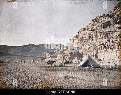 Quweira, Arabien (das heutige Jordanien) unter den Klippen, die Zelte des Lagers der arabischen Streitkräfte des Hedjaz, Natur, Umwelt, Habitat, Architektur, Naturwissenschaften, Techniken, Landschaft, Naturphänomen, Erosion, Camp, Housing, Equide, Geologie, Cliff, al-Quwayrah, 05/03/1918 - 05/03/1918, Castelnau, Paul, 1918 - Naher Osten, Ägypten, Palästina, Chypre - Paul Castelnau (fotografischer Teil der Armee) - (9. Januar-6. Oktober), Autochrome, Foto, Glas, Autochrome, Foto, positiv, Horizontal, Format 9 x 12 cm Stockfoto