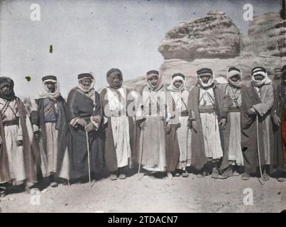 Quweira, Arabien (heutiges Jordanien) Kämpfer der arabischen Hejaz-Streitkräfte, Kleidung, HD, Menschen, Kostüm, Beduinen, existiert in High Definition, Gruppenporträt, Zubehör, Gürtel, Frisur, Maskenhalterung, man, al-Quwayrah, 02/03/1918 - 02/03/1918, Castelnau, Paul, 1918 – Nahost, Ägypten, Palästina, Chypre – Paul Castelnau (fotografischer Teil der Armee) – (9. Januar-6. Oktober), Autochrome, Foto, Glas, Autochrome, Foto, positiv, Horizontal, Format 9 x 12 cm Stockfoto