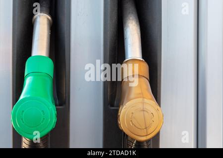 Tankdüsen für Benzinpumpe, Tankstelle in Betrieb. Stockfoto